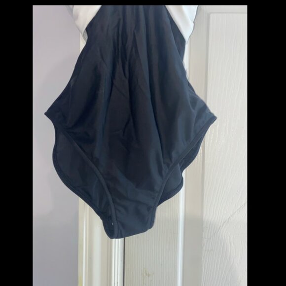 Size women's 10 Venus crisscross one-piece swimsuit in black and white, swimwear - Picture 4 of 7